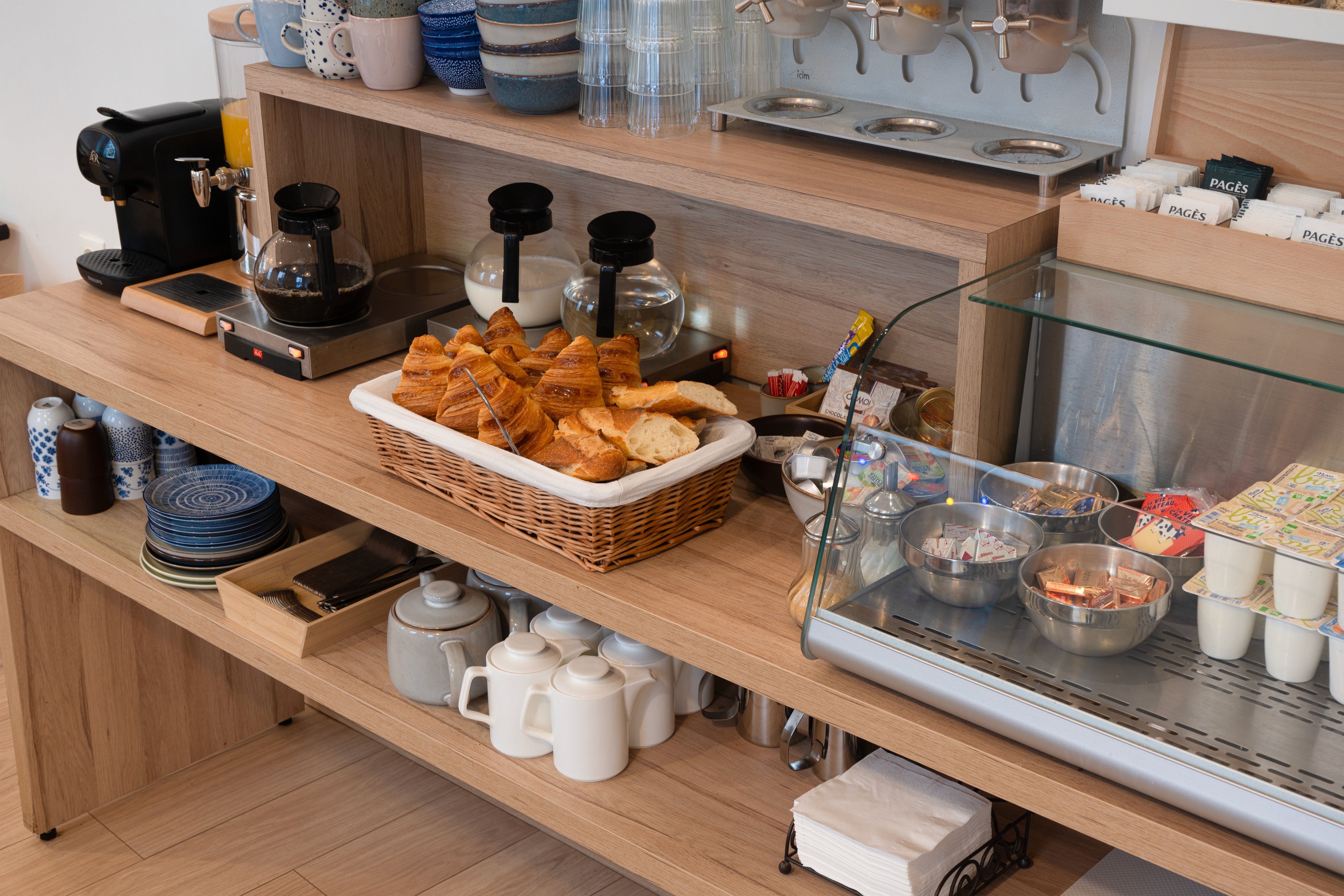 Salle de petit déjeuner de l'hôtel Cosmos (RDC)